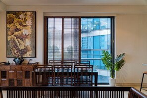 Suite familiale, 2 chambres, balcon, vue sur la ville | Aire de séjour