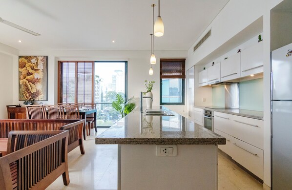 Familien-Suite, 2 Schlafzimmer, Balkon, Stadtblick | Eigene Küche | Kühlschrank, Mikrowelle, Ofen, Herdplatte