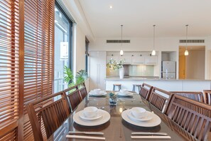 Suíte família, 2 quartos, sacada, vista para a cidade | Opções para refeição no quarto