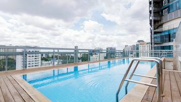 Alberca al aire libre, acceso de 06:00 a 21:00, y camastros