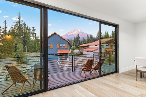 Government Camp home with unbeatable views of Mt Hood & a sauna!