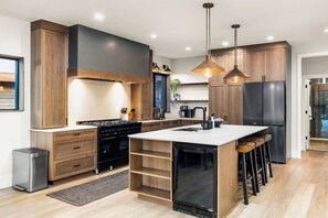 Fridge, microwave, oven, stovetop - Government Camp home with unbeatable views of Mt Hood & a sauna! (Government Camp)