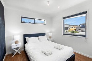 4 bedrooms, iron/ironing board, travel cot, WiFi - Riverview Family Retreat; Spacious 4BR Home, Views (Granton)