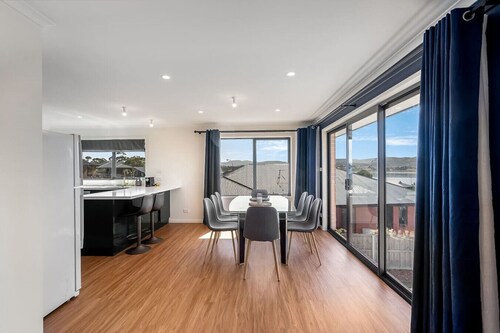 Riverview Family Retreat; Spacious 4BR Home, Views