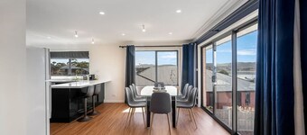 Riverview Family Retreat; Spacious 4BR Home, Views