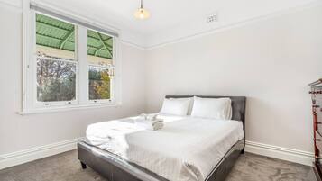 2 chambres, bureau, fer et planche à repasser, lit de bébé portatif