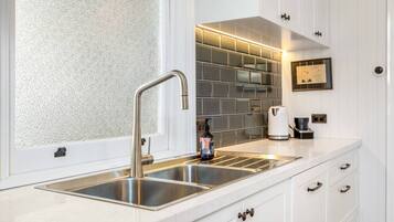 Coffee/tea maker, fridge, microwave, oven