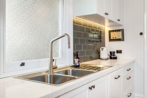 Een koelkast, een microgolfoven, een oven, een kookplaat