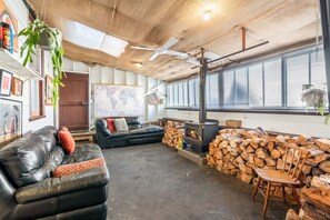 TV, fireplace