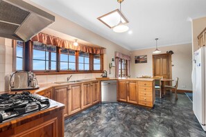 雪櫃、微波爐、焗爐、爐具