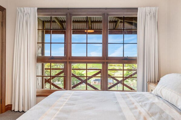 4 bedrooms, desk, iron/ironing board, WiFi