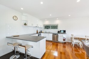 Coffee/tea maker, fridge, microwave, oven - Sunny Retreat in Kingston Beach (Kingston Beach)