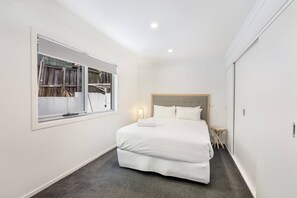 2 bedrooms, desk, iron/ironing board, travel cot - Sunny Retreat in Kingston Beach (Kingston Beach)
