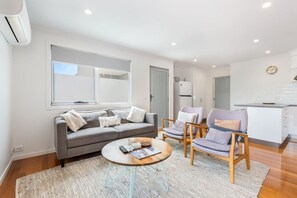 TV - Sunny Retreat in Kingston Beach (Kingston Beach)