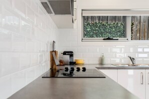 Cafetera y tetera, refrigerador, microondas y horno 