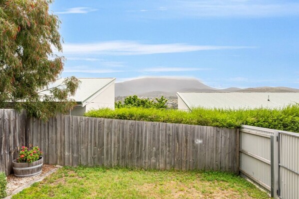 Property grounds - Sunny Retreat in Kingston Beach (Kingston Beach)