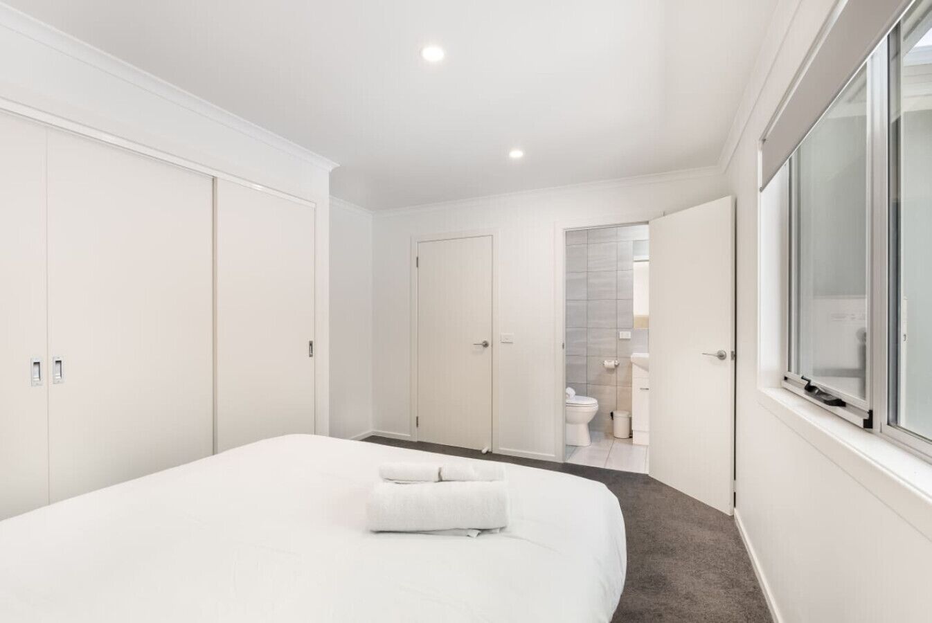 2 camere, una scrivania, ferro/asse da stiro, culla da viaggio