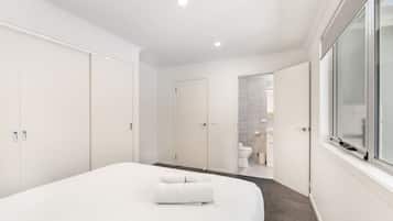 2 camere, una scrivania, ferro/asse da stiro, culla da viaggio