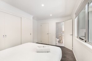 2 bedrooms, desk, iron/ironing board, travel cot - Sunny Retreat in Kingston Beach (Kingston Beach)