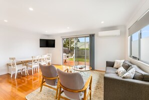 TV - Sunny Retreat in Kingston Beach (Kingston Beach)