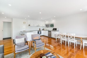 Un apartamento moderno con cocina, comedor y sala de estar.