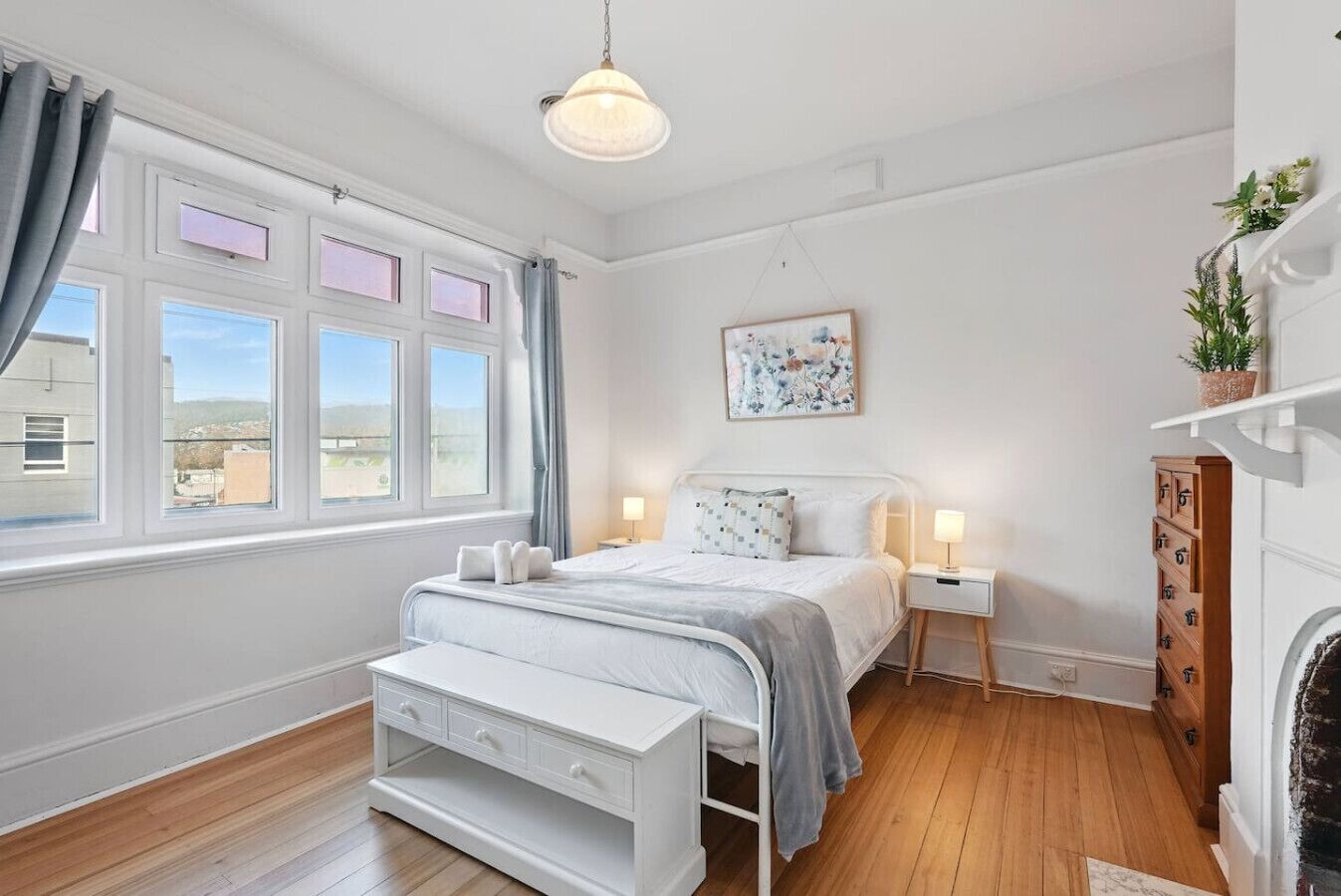 Skrivebord, strykejern/-brett, reiseseng for barn og wi-fi