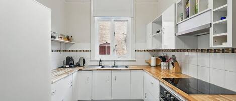 冰箱、微波炉、烤箱、炉灶