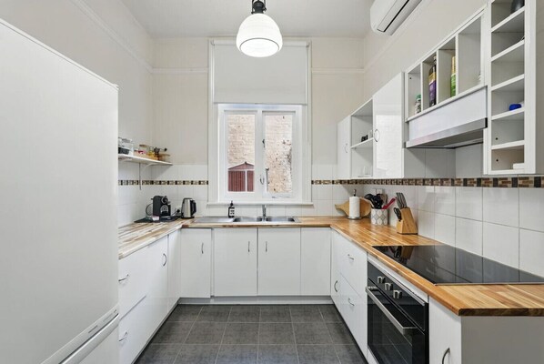 Frigorífic, microones, forn i placa de cuina 