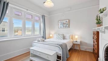 Työpöytä, silitysrauta/-lauta, vauvan matkasänky, Wi-Fi