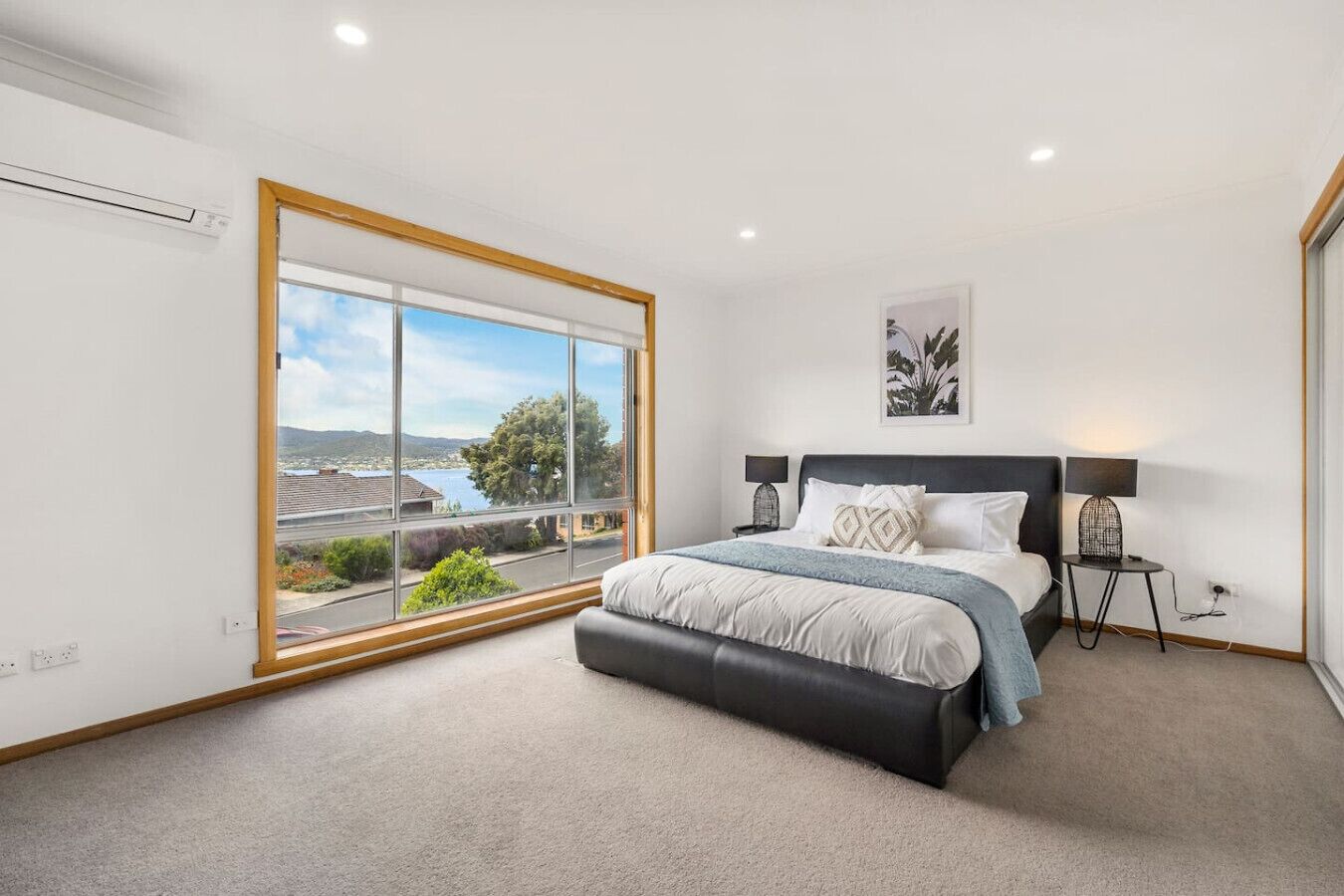 5 makuuhuonetta, työpöytä, silitysrauta/-lauta, vauvan matkasänky