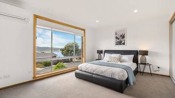 5 soverom, skrivebord, strykejern/-brett og reiseseng for barn