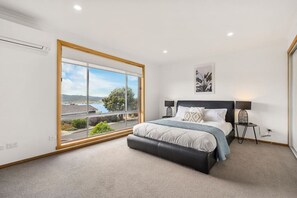 5 soverom, skrivebord, strykejern/-brett og reiseseng for barn