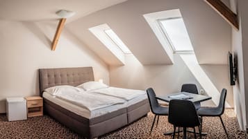 Quarto quádruplo standard, 1 quarto | Wi-Fi de cortesia, roupa de cama