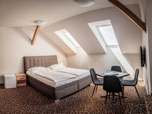 Habitación cuádruple estándar, 1 habitación | Wifi gratis y ropa de cama