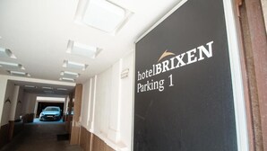 Pasillo con un letrero que indica 'hotelBRIXEN Parking 1'.