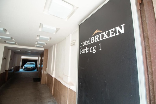 A hallway with a sign for 'hotelBRIXEN Parking 1'. - Hotel Brixen (Prague)
