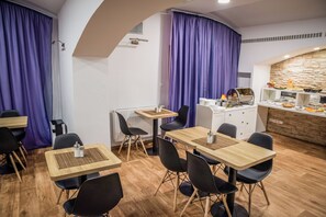 Colazione a buffet, servita tutte le mattine (10 EUR a persona) 