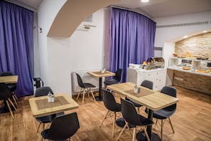 Colazione a buffet, servita tutte le mattine (10 EUR a persona)