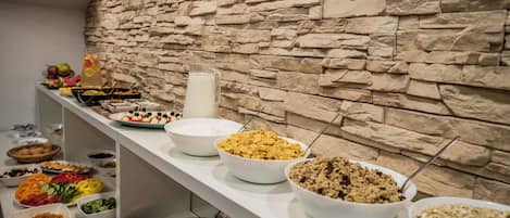 Frukostbuffé varje dag (EUR 10 per person)