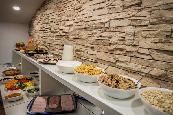 Café da manhã com buffet todos os dias (EUR 10 por pessoa) 