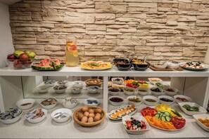 Colazione a buffet, servita tutte le mattine (10 EUR a persona)