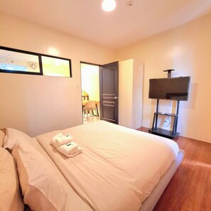 1 bedroom, in-room safe, desk, iron/ironing board - Manila Bayview  Rental king 1BR 1BA,bayviee, pool view 36. (Manila)
