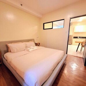 1 habitación, caja de seguridad en la habitación y escritorio 