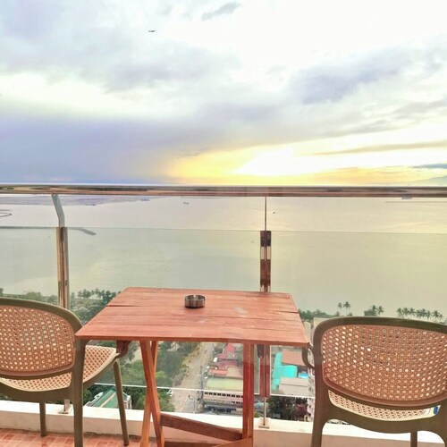 StayLuxia Superior King 1BR 1BA Suite w/Balcony, Bayview, Pool, Gym, Netflix