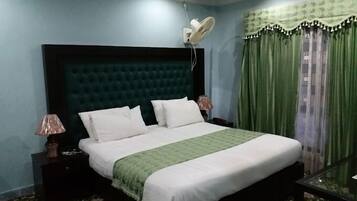 Quarto casal luxo | Quartos à prova de som, ferros/tábuas de passar roupa, Wi-Fi de cortesia