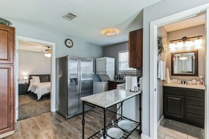 ثلاجة، ميكروويف، فرن، موقد طهي مسطح