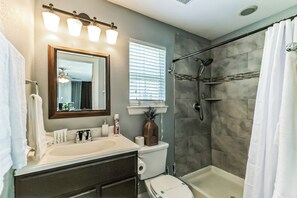 Douche, sèche-cheveux, serviettes fournies, savon