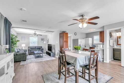 Charming Guest House w/ Pool Near Historic Downtown McKinney & Scenic Trails