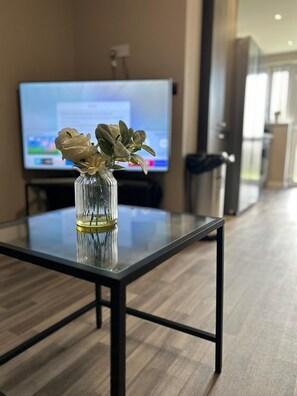 Living area - 4 Bedroom Refurbished Workers Haven (Grimsby)