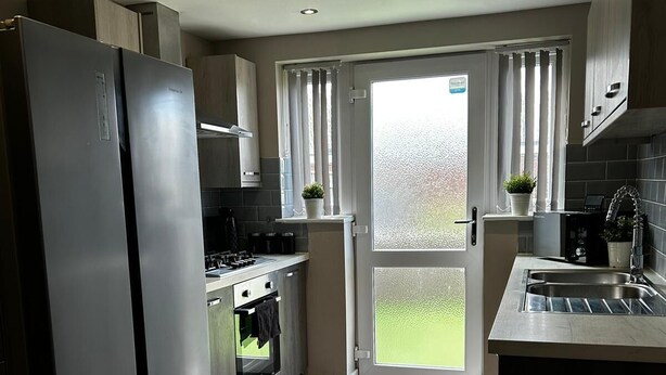 Unclassified image, 1 of 24, button - 4 Bedroom Refurbished Workers Haven (Grimsby)